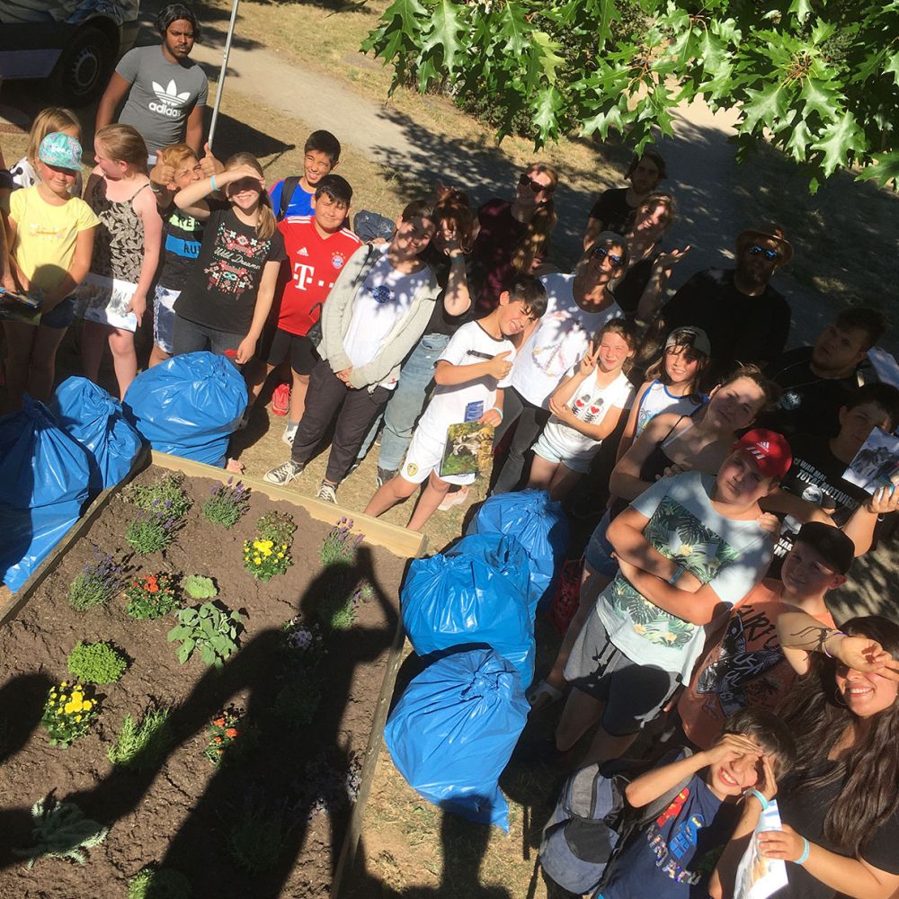 Kinder sammeln wilden Müll im Biff Park